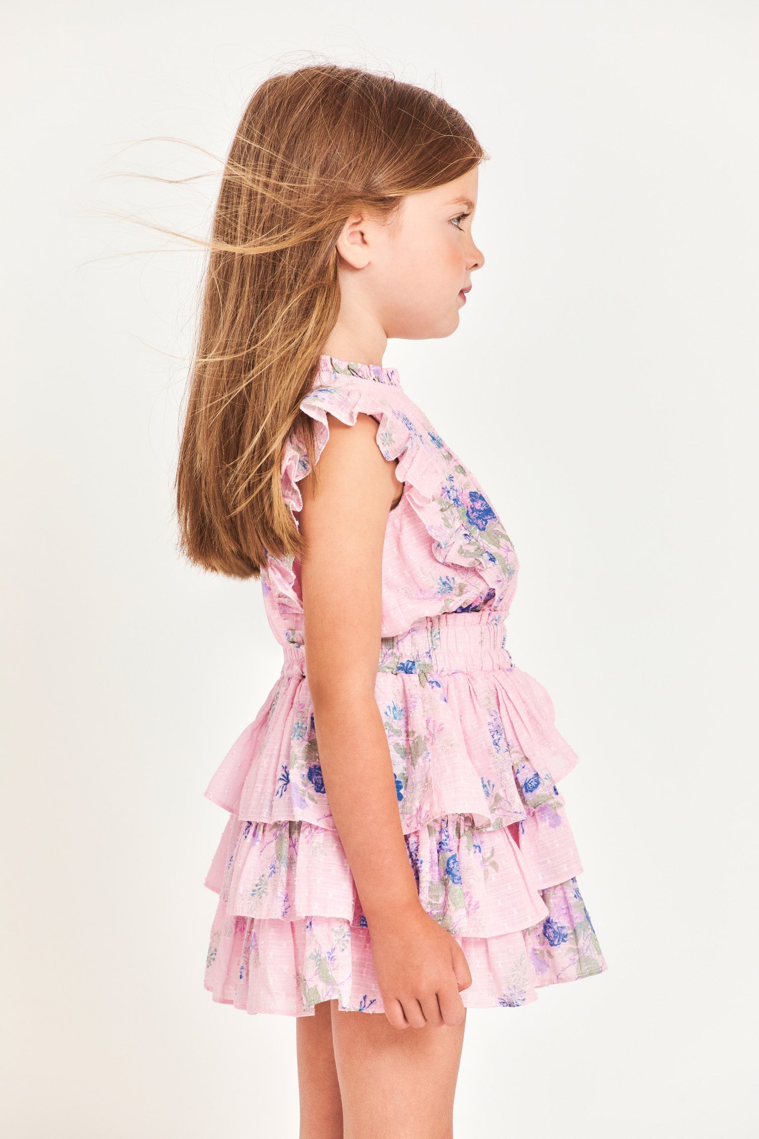 Dress for girls in 100% cotton with custom lace. This easy frock has a ruffle-trimmed collar, buttons down center front, flutter sleeves, an elastic waist and overlapping asymmetrical ruffles at the skirt.