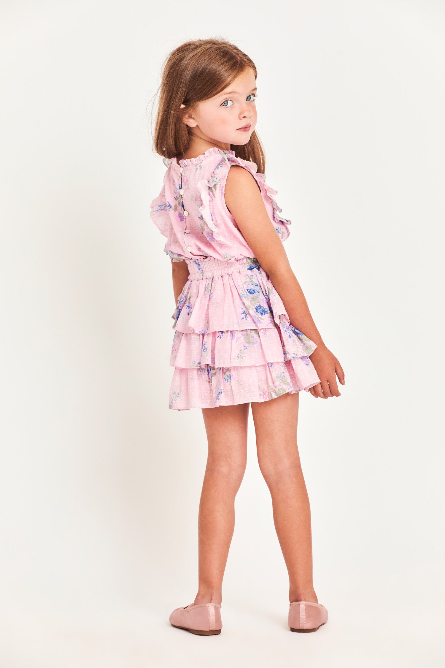 Dress for girls in 100% cotton with custom lace. This easy frock has a ruffle-trimmed collar, buttons down center front, flutter sleeves, an elastic waist and overlapping asymmetrical ruffles at the skirt.