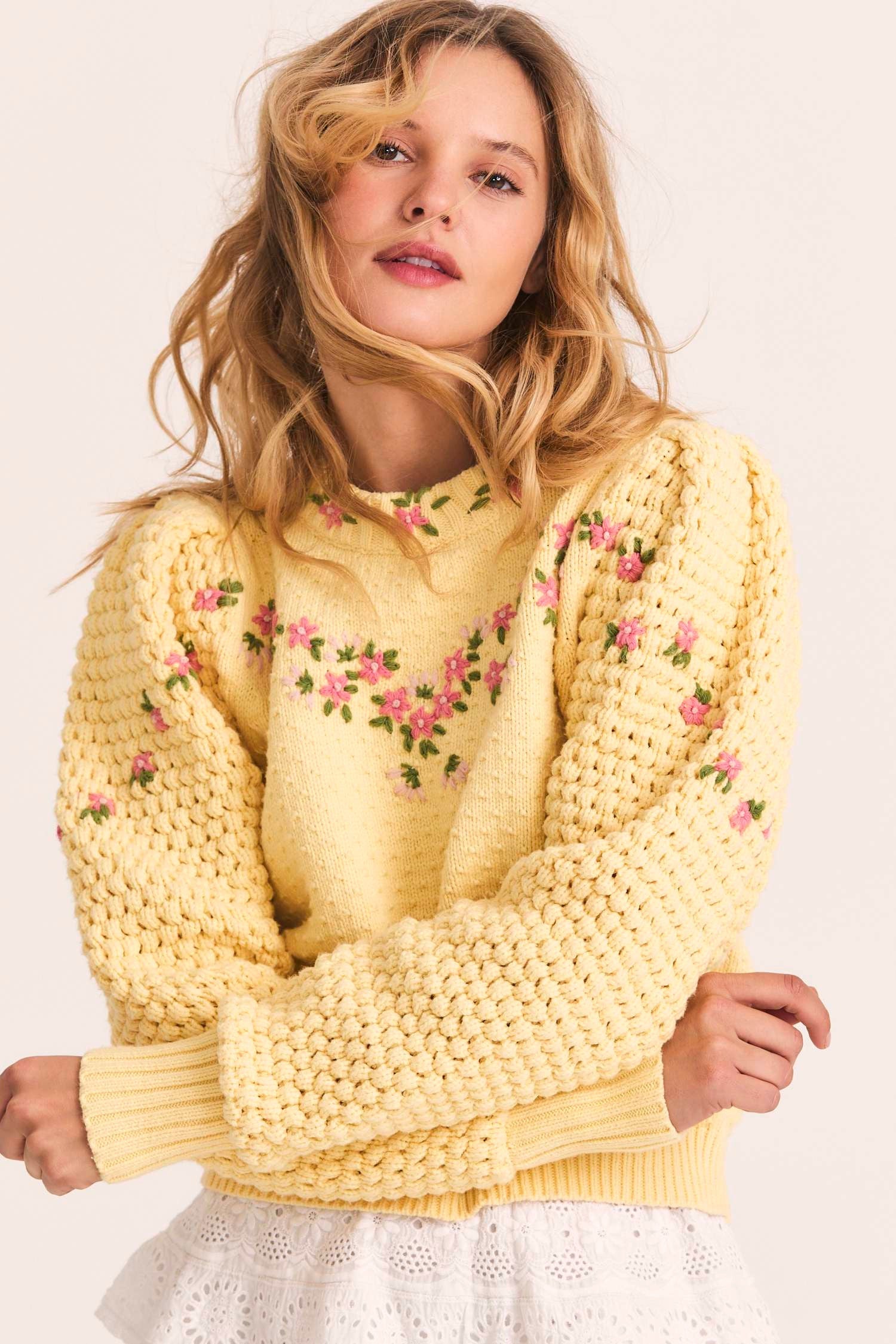 Women's yellow cotton-wool pullover with ribbing at the borders, seed stitched sleeves and a dotted bodice