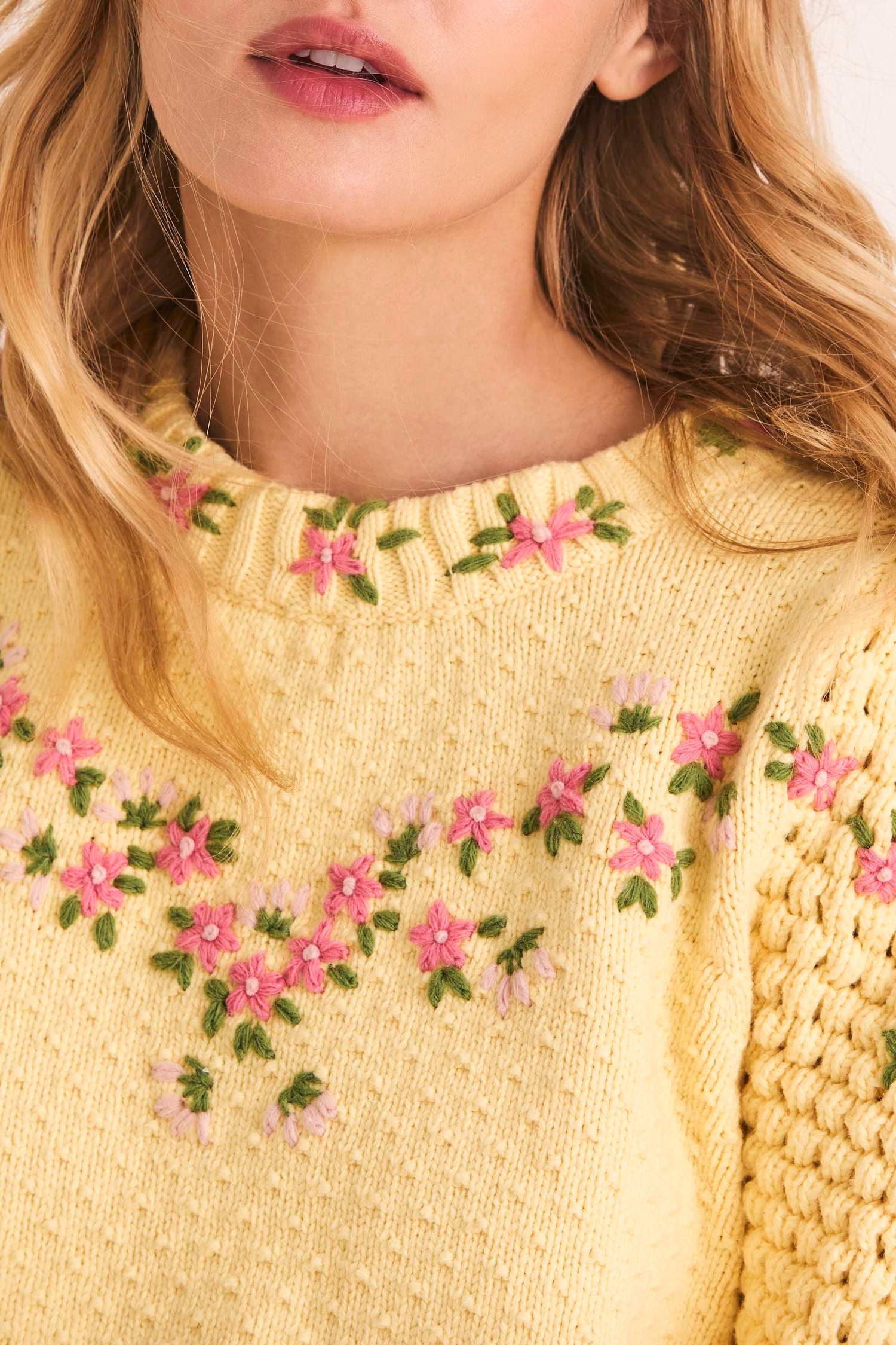 Women's yellow cotton-wool pullover with ribbing at the borders, seed stitched sleeves and a dotted bodice