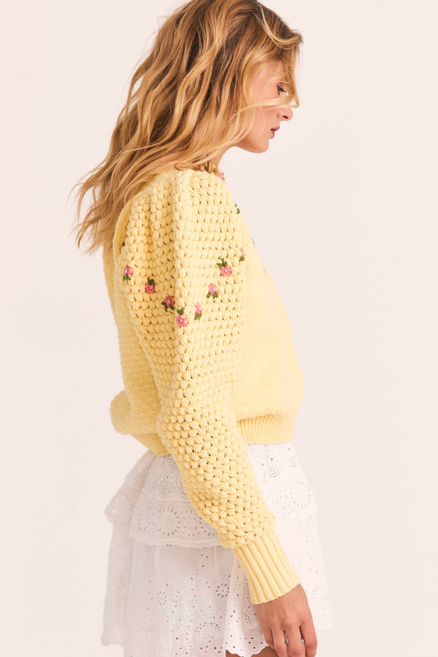 Women's yellow cotton-wool pullover with ribbing at the borders, seed stitched sleeves and a dotted bodice