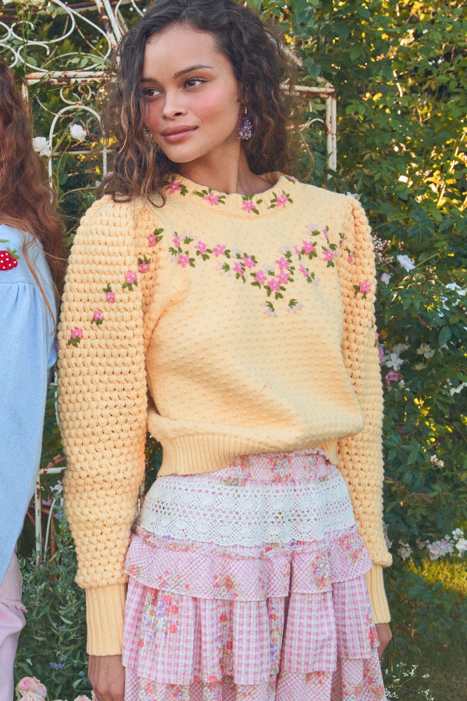 Women's yellow cotton-wool pullover with ribbing at the borders, seed stitched sleeves and a dotted bodice